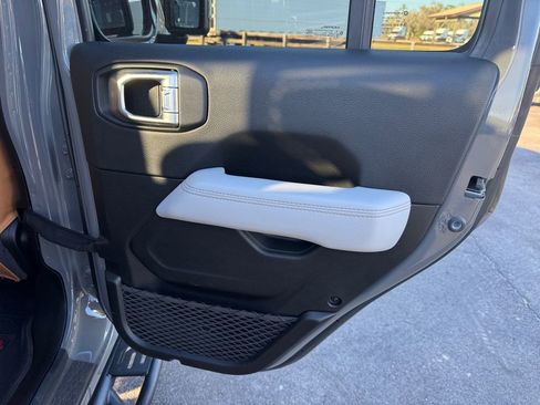 Used 2022 Jeep Gladiator Overland image 21