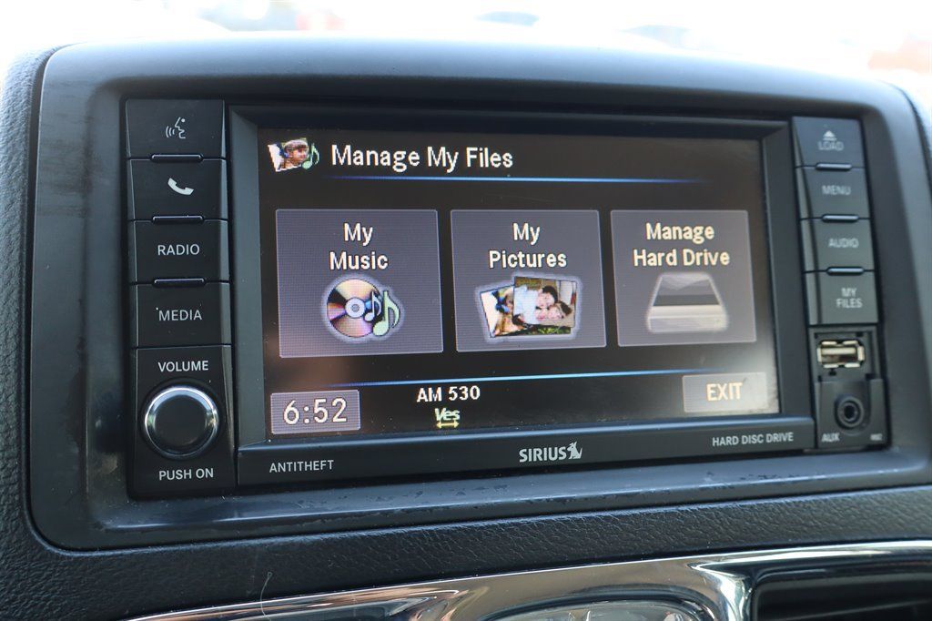 Used 2016 Chrysler Town & Country Touring FWD image 33