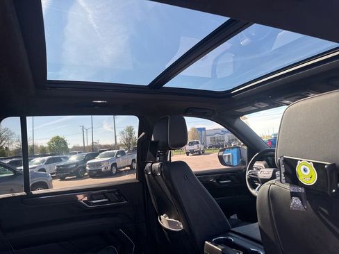 Used 2025 GMC Yukon XL Elevation w/ Technology Package image 12