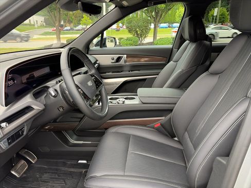 Certified 2026 Cadillac Vistiq Sport w/ LPO, Floor Liner Package AWD/4WD image 13