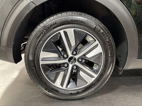Certified 2022 Kia Niro LXS w/ Digital Cluster Package FWD image 13