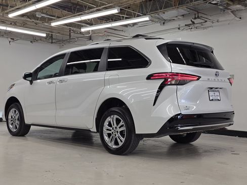 Used 2024 Toyota Sienna Platinum AWD/4WD image 12