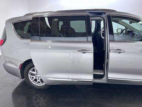 Used 2020 Chrysler Pacifica Touring-L FWD image 41