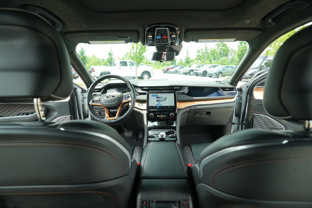 Used 2023 Jeep Grand Cherokee Summit AWD/4WD image 28