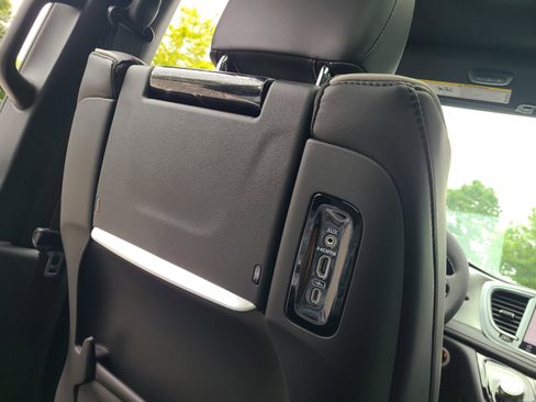 New 2023 Chrysler Pacifica Limited w/ Uconnect Theater Family Group image 39