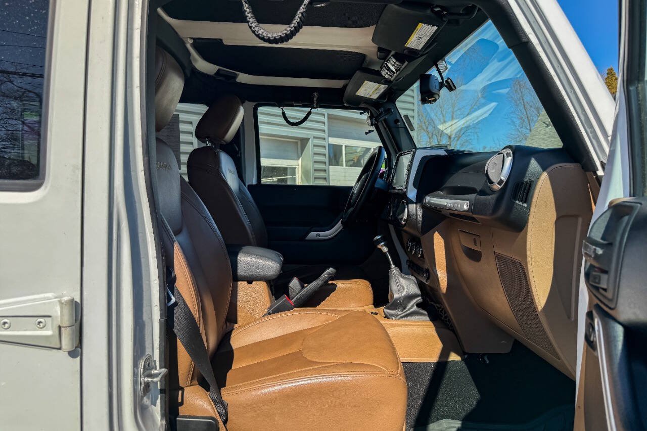 Used 2014 Jeep Wrangler Unlimited Sahara w/ Dual Top Group AWD/4WD image 17