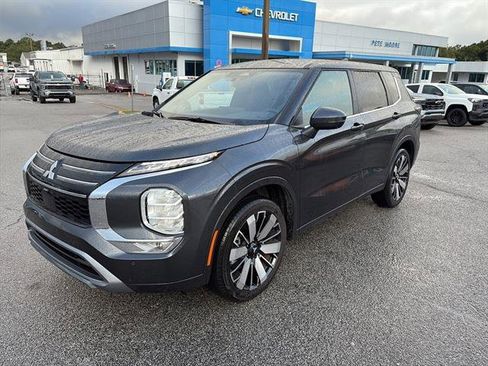 Used 2025 Mitsubishi Outlander SE image 3