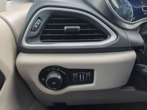 Used 2024 Chrysler Pacifica Touring-L FWD image 21