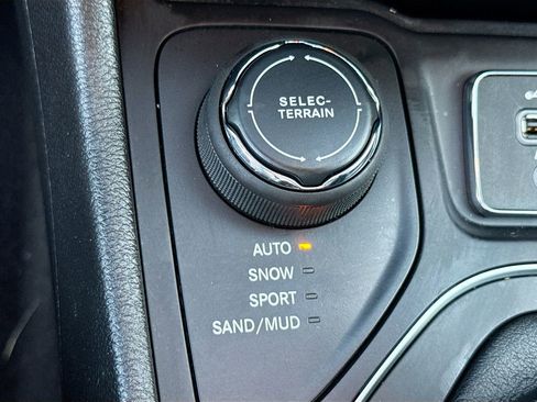 Used 2021 Jeep Cherokee Latitude Lux w/ Comfort/Convenience Group AWD/4WD image 21