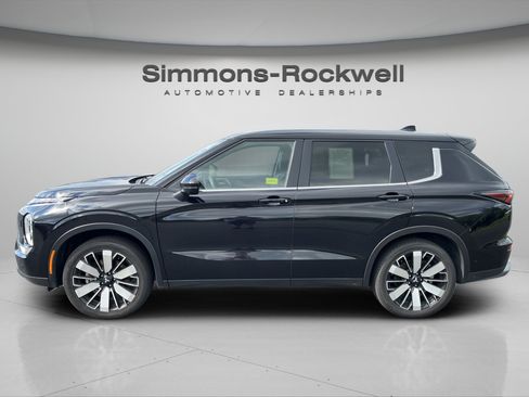 Used 2025 Mitsubishi Outlander SE AWD/4WD image 2