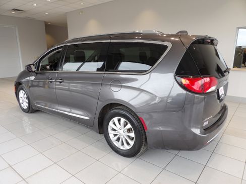 Used 2019 Chrysler Pacifica Touring-L image 6