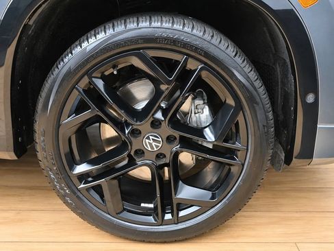 Used 2025 Volkswagen Tiguan SE R-Line AWD/4WD image 12
