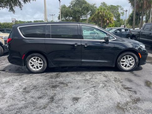 Used 2024 Chrysler Pacifica Touring-L FWD image 7
