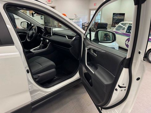 Used 2025 Toyota RAV4 XLE AWD/4WD image 15