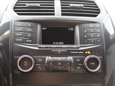 Used 2019 Ford Explorer 4WD w/ Class III Trailer Tow Package image 16