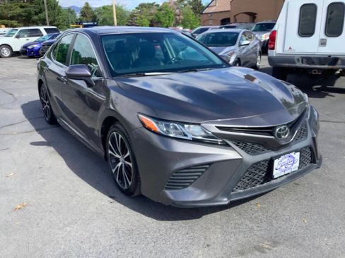 Used 2020 Toyota Camry SE w/ Carpet Mat Package FWD image 5
