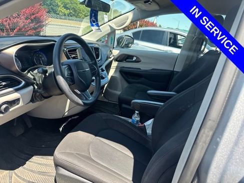 Used 2020 Chrysler Voyager L FWD image 9