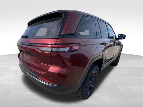 Used 2023 Jeep Grand Cherokee Altitude image 12