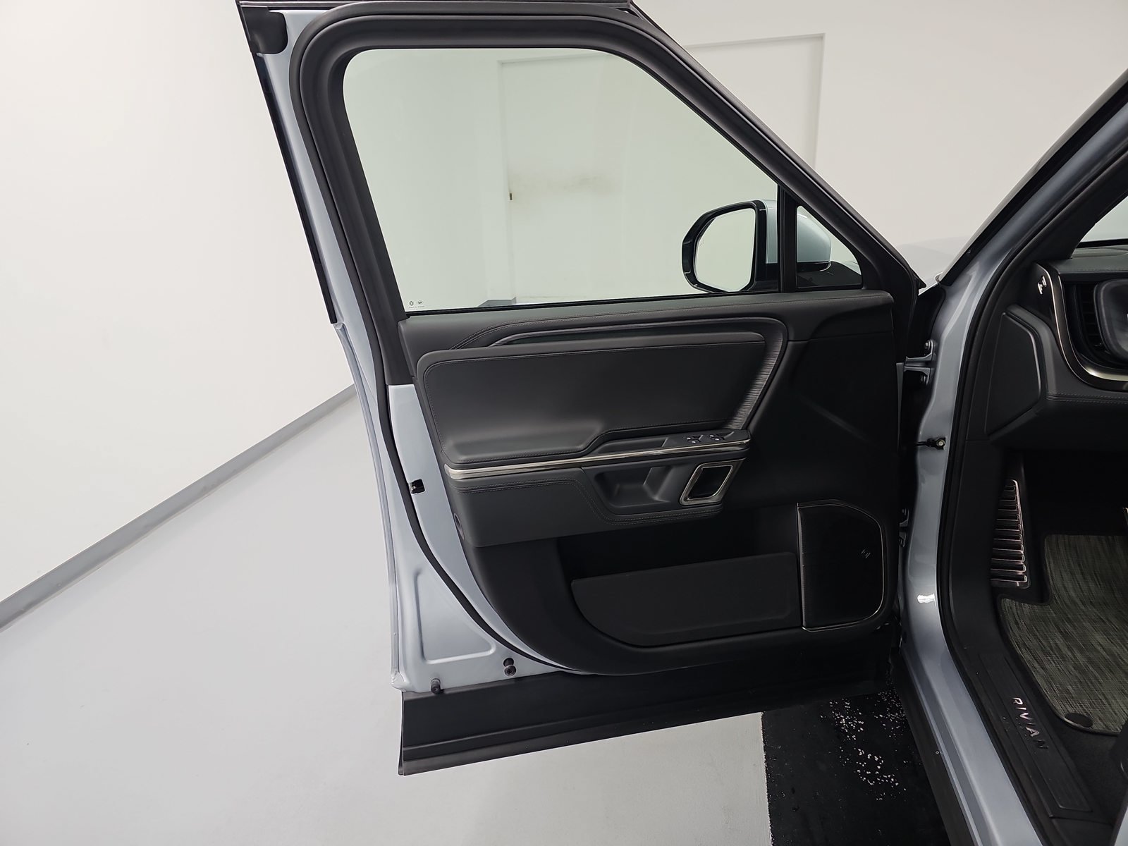 Used 2024 Rivian R1T Adventure Dual AWD/4WD image 16