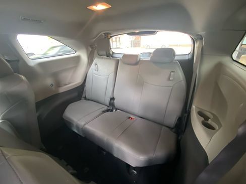 Used 2024 Toyota Sienna XLE FWD image 23