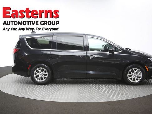 Used 2023 Chrysler Pacifica Touring-L FWD image 47