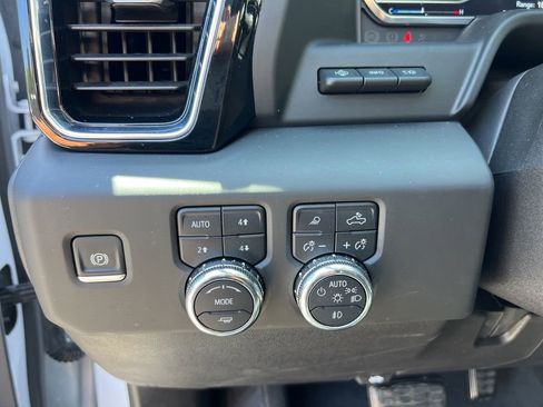 Used 2025 GMC Sierra 2500 Denali w/ Denali Reserve Package AWD/4WD image 12