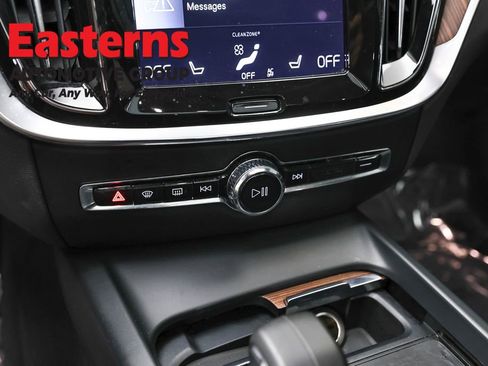 Used 2022 Volvo S60 B5 Momentum image 19