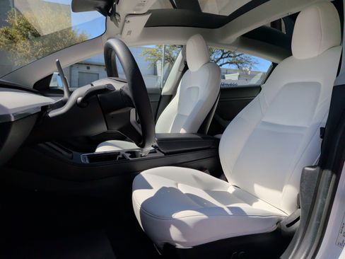 Used 2021 Tesla Model 3 Standard Range Plus image 17