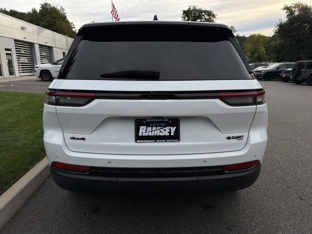 Used 2023 Jeep Grand Cherokee Altitude AWD/4WD image 7