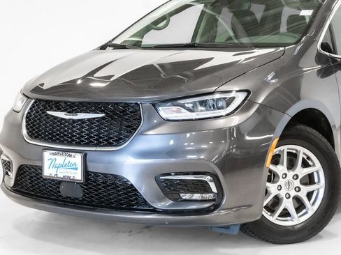 Used 2023 Chrysler Pacifica Touring-L FWD image 2