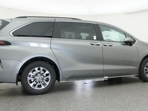 New 2026 Toyota Sienna XLE FWD image 6