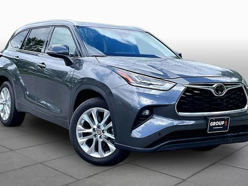 Used 2025 Toyota Highlander Limited AWD/4WD image 3