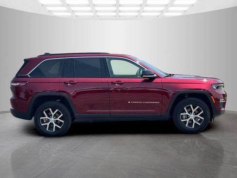 Used 2025 Jeep Grand Cherokee Limited w/ Luxury Tech Group II AWD/4WD image 8