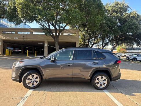 Used 2019 Toyota RAV4 LE FWD image 3