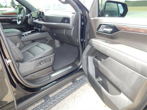 Used 2026 Chevrolet Suburban Z71 w/ Comfort Package AWD/4WD image 18