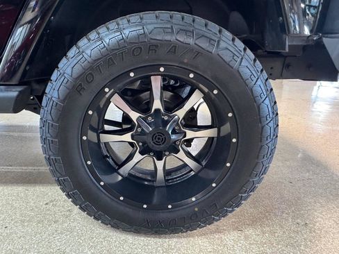 Used 2014 Jeep Wrangler Unlimited Sahara w/ Connectivity Group AWD/4WD image 42