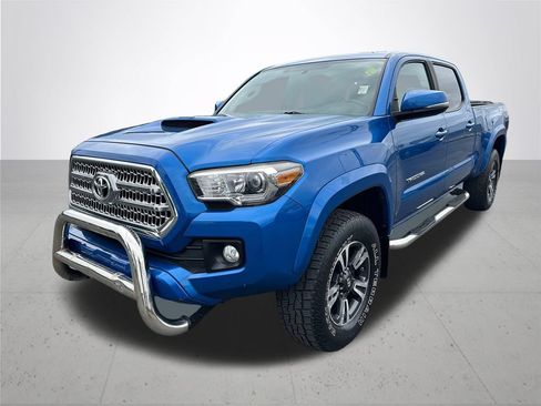 Used 2017 Toyota Tacoma TRD Sport AWD/4WD image 2