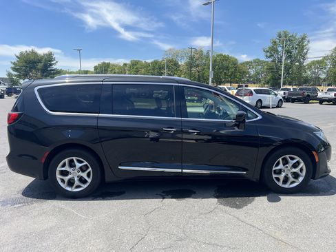 Used 2018 Chrysler Pacifica Touring-L Plus w/ Tire & Wheel Group FWD image 10