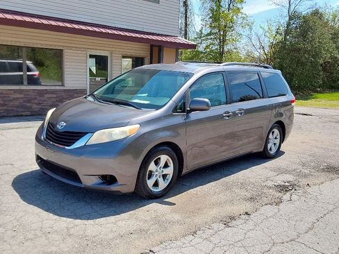 Used 2011 Toyota Sienna LE FWD image 2