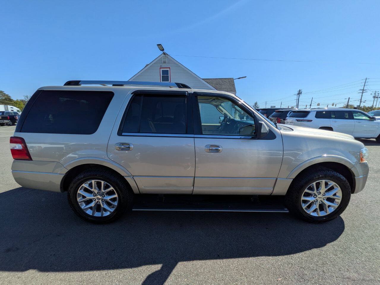 Used 2017 Ford Expedition Limited w/ Equipment Group 301A AWD/4WD image 7