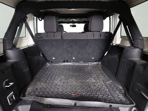 Used 2016 Jeep Wrangler Unlimited Sahara w/ Connectivity Group AWD/4WD image 18