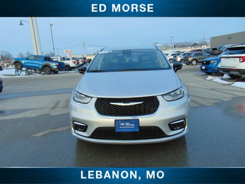 Used 2024 Chrysler Pacifica Touring-L image 3