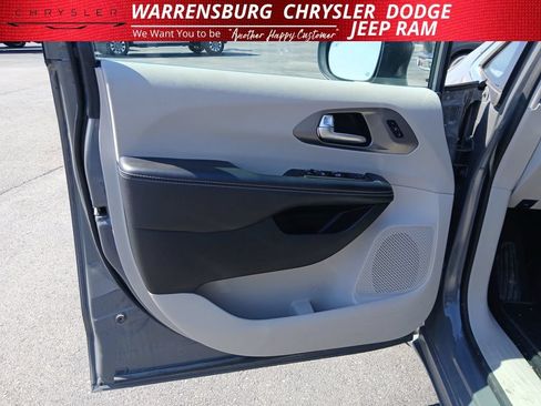 Used 2023 Chrysler Pacifica Touring-L FWD image 11