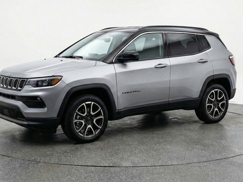 Used 2025 Jeep Compass Trailhawk image 3