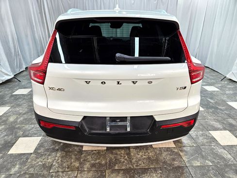 Used 2022 Volvo XC40 T5 Momentum image 4