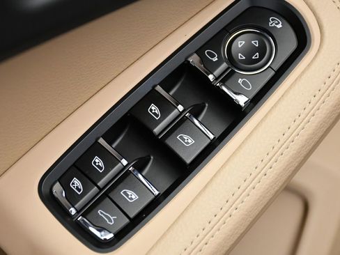 Certified 2025 Porsche Macan image 37