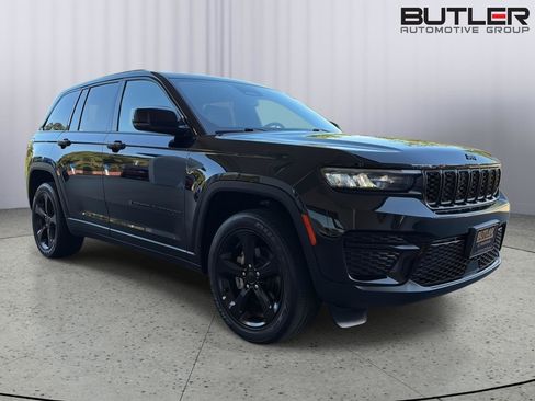 Used 2023 Jeep Grand Cherokee Altitude AWD/4WD image 8