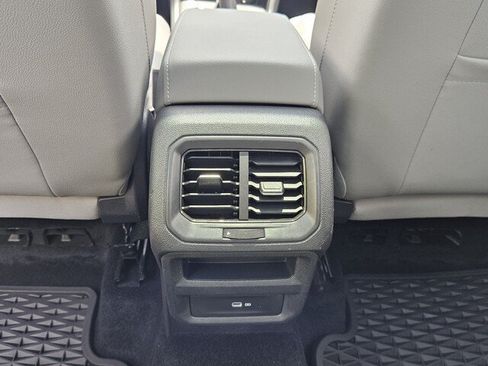 Used 2022 Volkswagen Taos SE w/ Panoramic Sunroof Package FWD image 10