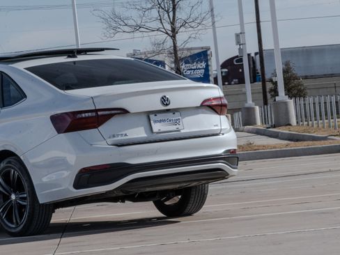 Used 2023 Volkswagen Jetta SE w/ Panoramic Sunroof Package image 6