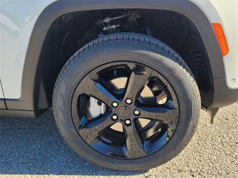 Used 2025 Jeep Grand Cherokee Limited w/ Luxury Tech Group II image 9